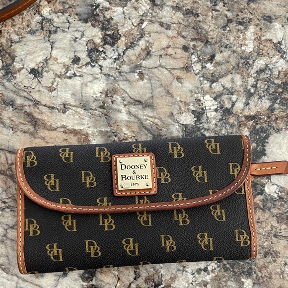 Dooney & Bourke Handbags - Dooney & Bourke wallet